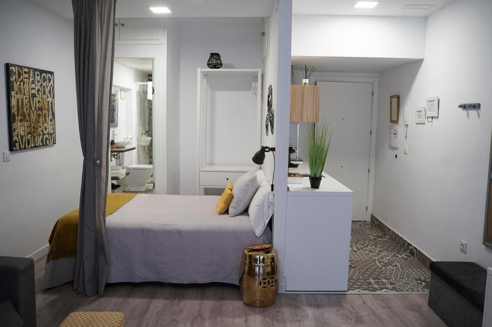 Apartamentos Suites Cariatide Plasencia Kültér fotó