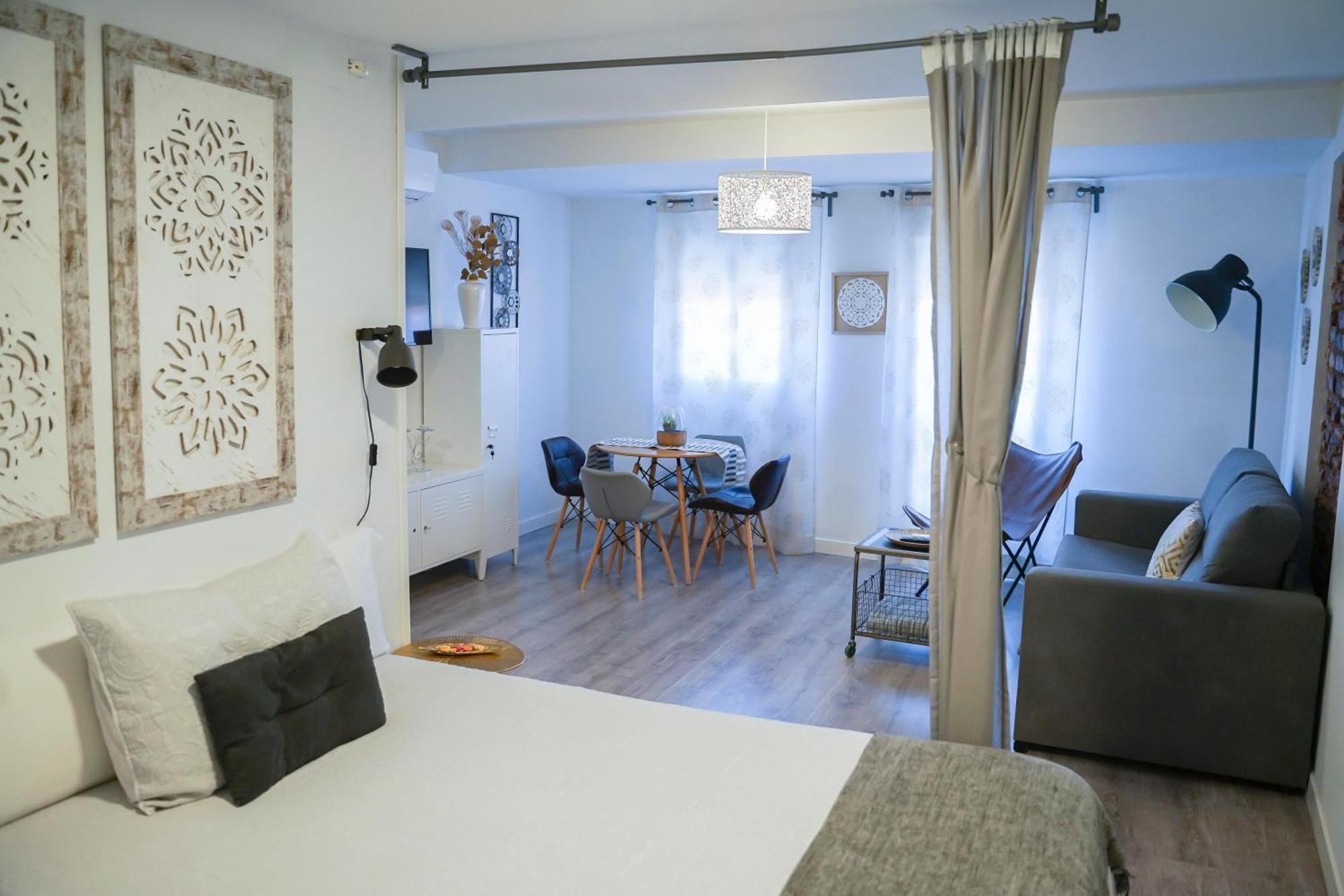 Apartamentos Suites Cariatide Plasencia Kültér fotó